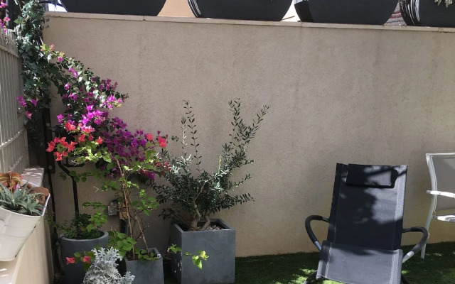 Apt Terrace & Garden - Bauhaus