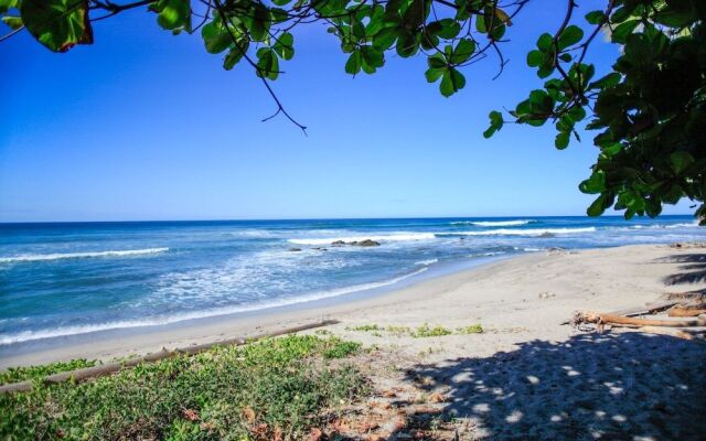 Makanas Beach Bungalows