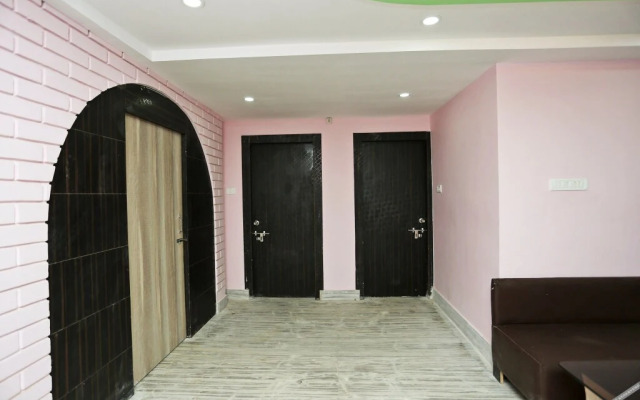 Red Velvet Inn by OYO