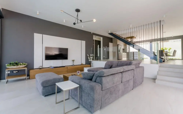 Luxury Villa Luna with Swimming Pool