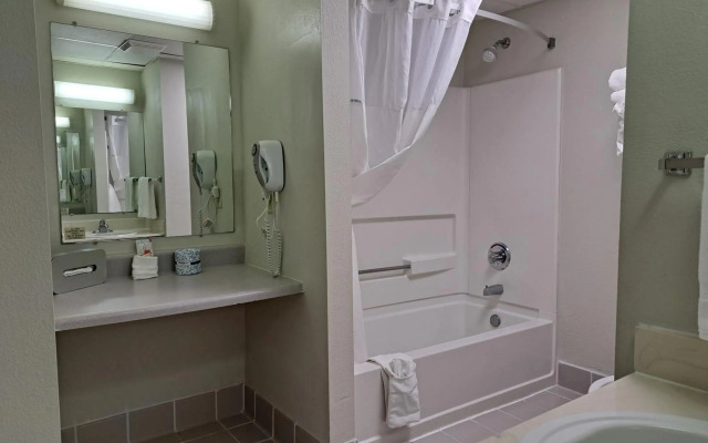 Days Inn & Suites by Wyndham Jekyll Island