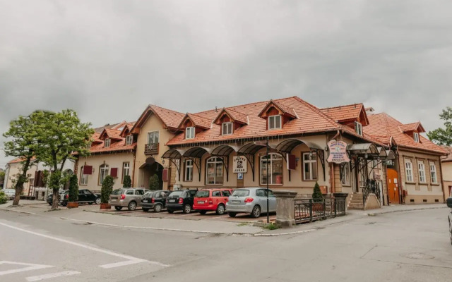 Páva City