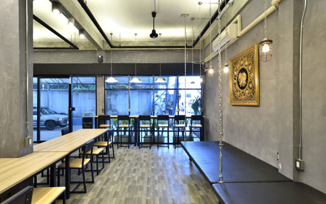 M Gray Hostel & Cafe