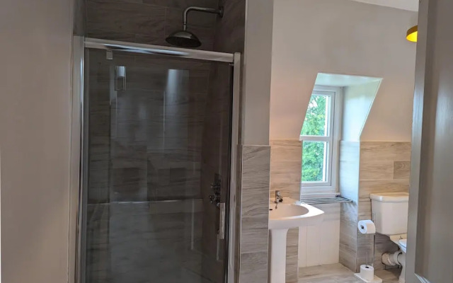 Spacious 4 Bedroom Flat in Stirling