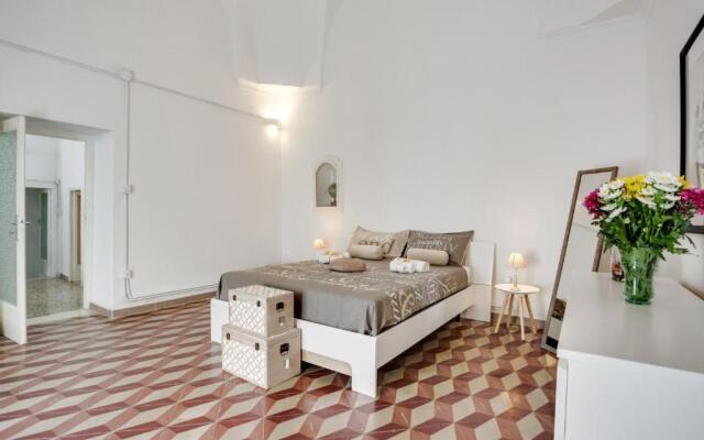 Mirror House Lovely Apartment