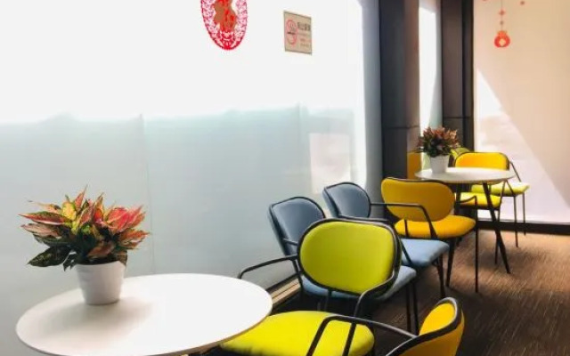 Mingyue Business Hotel(Huaqiang North subway station store)