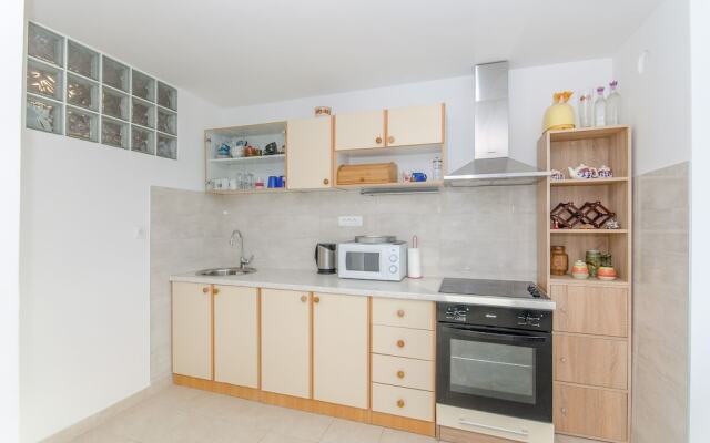 Spacious apartment Neven near center, with two AC units