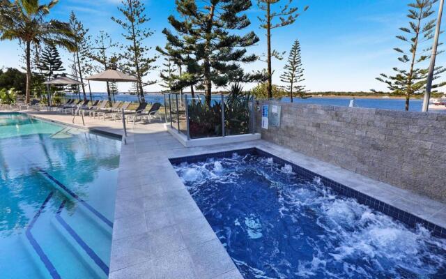 Silvershore Apartments on the Broadwater