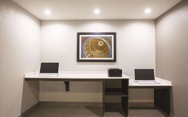 La Quinta Inn & Suites by Wyndham Mansfield TX