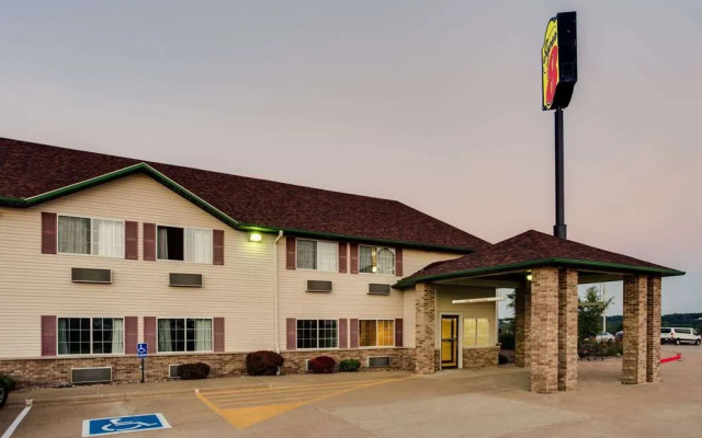 Super 8 Le Claire/Quad Cities