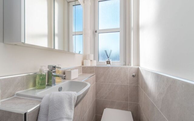 Silver Lining Charming Meadowbank Flat