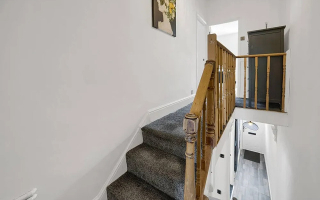 Central Chic - Huge Home - Free Wifi