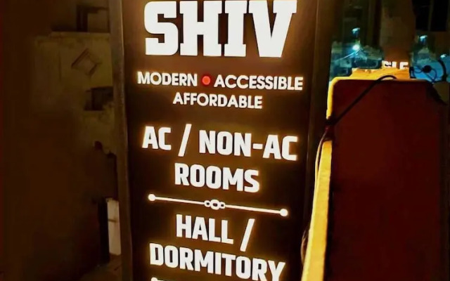 Sada Shiv Guest House near Ganga river