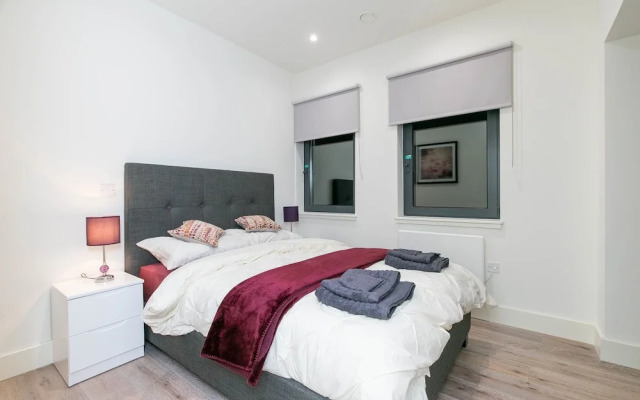 Deluxe Heathrow Apartments & Parking
