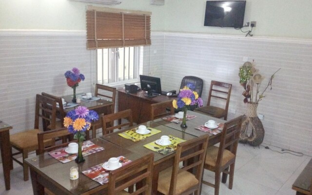 Nue-Crest Hotels And Suites
