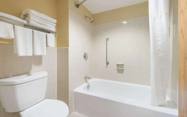 Quality Inn & Suites Mayo Clinic Area