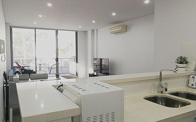 Stylish Waterfront Apt in Rhodes
