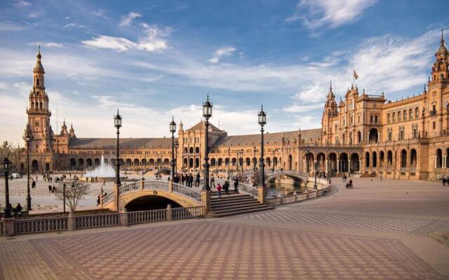 Rodrigo de Triana Courtyard by Valcambre