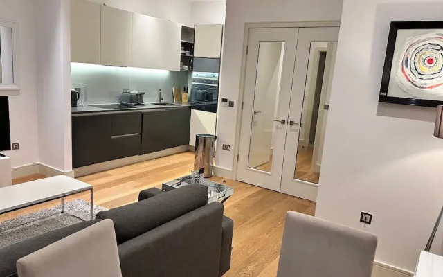 Apartment-sleeps3-hottub-patio
