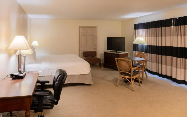 Cottonwood Suites Savannah Hotel & Conference Center
