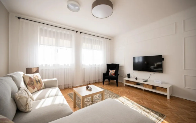 Sunny 1bdr Apartment Near City Center