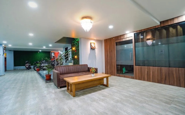 Fabhotel Royal Inn