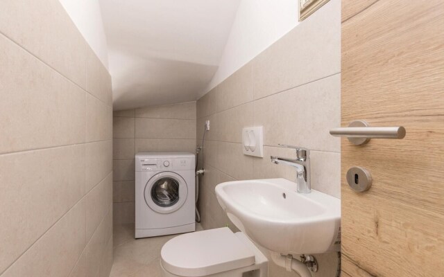 Beautiful Home in Muline With Wifi and 4 Bedrooms