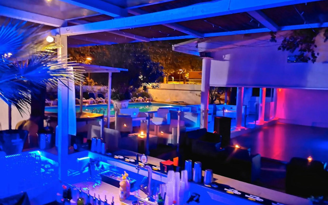 Hotel Carillon