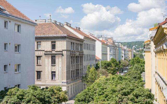 Ottakring Balcony Suite by ichbucheAT