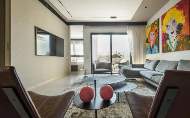 Modern and Vibrant 2BR apartment with Private Balcony