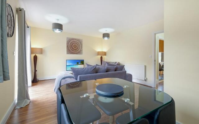 London Heathrow Living Holywell Serviced House D