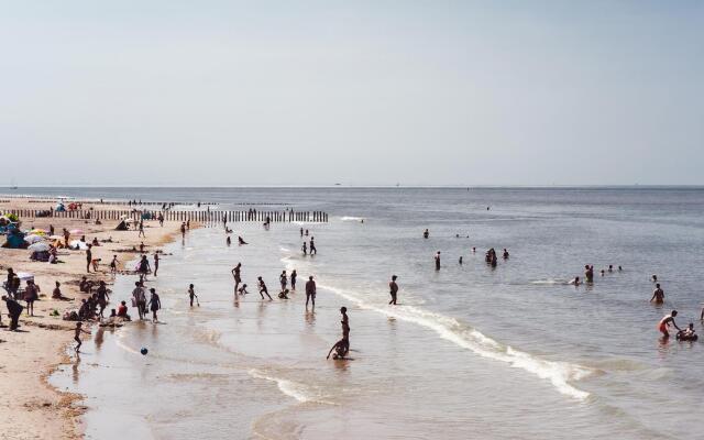 Thatched Holiday Home With two Bathrooms Near the Sea
