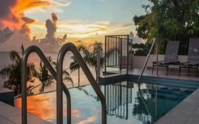 Villa Francoise - 4 Bedroom Beachfront w Pool