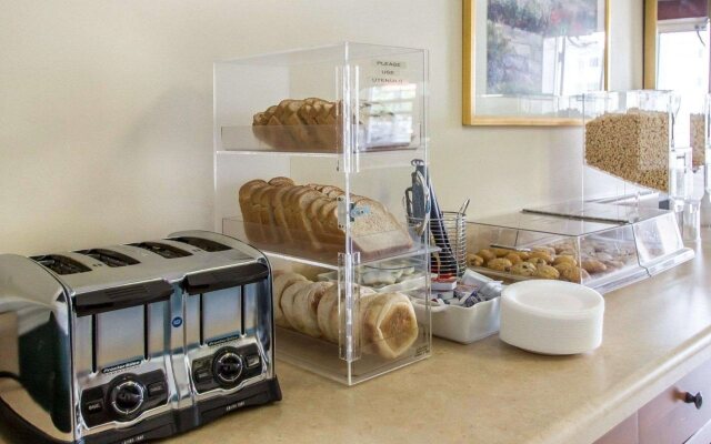 Econo Lodge Inn & Suites Windsor Locks Bradley Airport