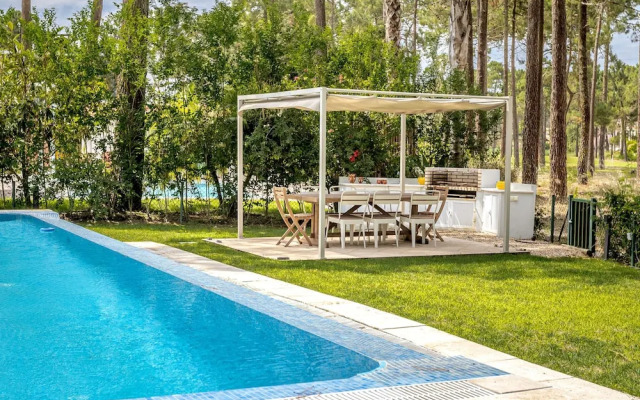 Aroeira Modern Grand Villa With Pool by Homing