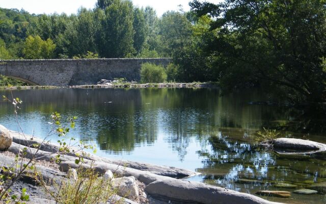 Cozy Holiday Home in La Souche by Le Lignon River