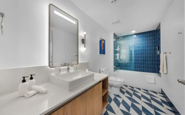 Chic Downtown 1BR with Stunning Views