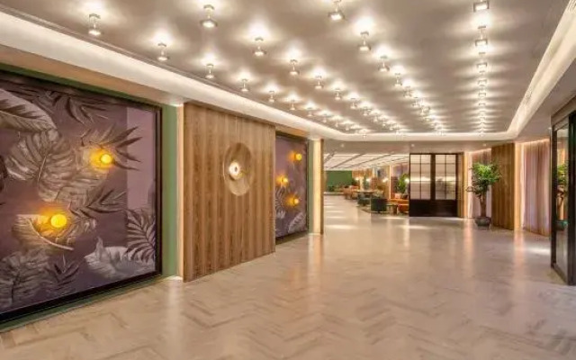 Orange hotel