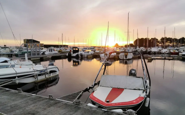 Secluded Chalet in Hourtin With Swimming Pool