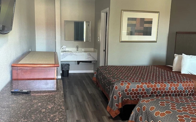Royal Motel Tracy Llc