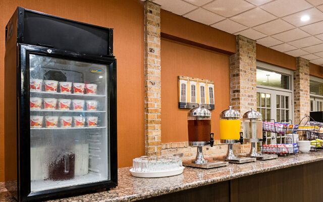 Rodeway Inn & Suites and Conference Center