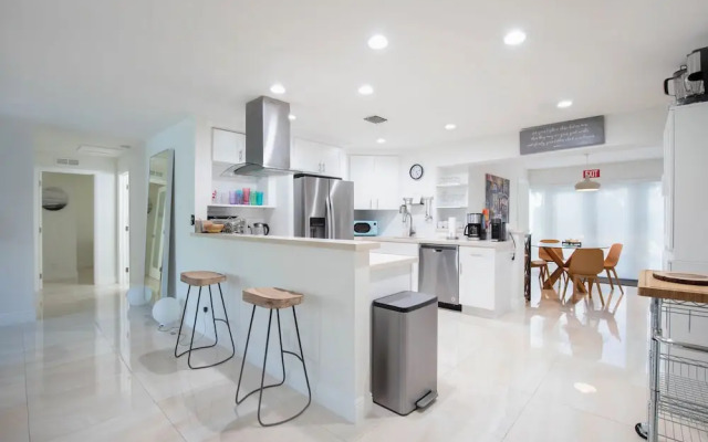 Stunning & Private 5 BDR Canal-front Home w/ Pool!