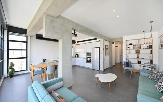 Luna Moona by HolyGuest