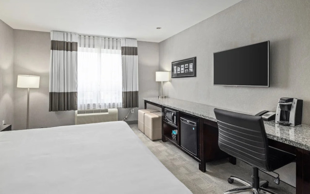 Home Inn and Suites Regina Airport