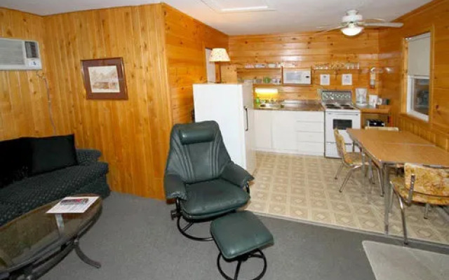 Spectacle Lake Lodge