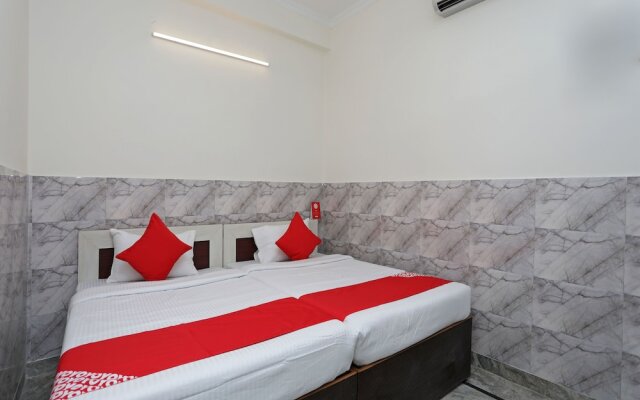 OYO 11762 Trimurti Guest House