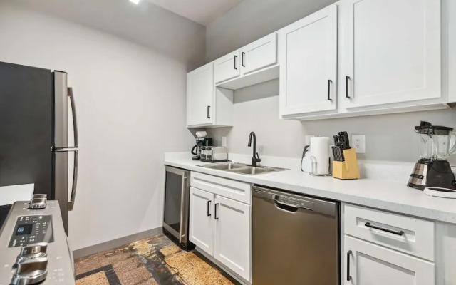 Spacious 2BR Downtown Retreat