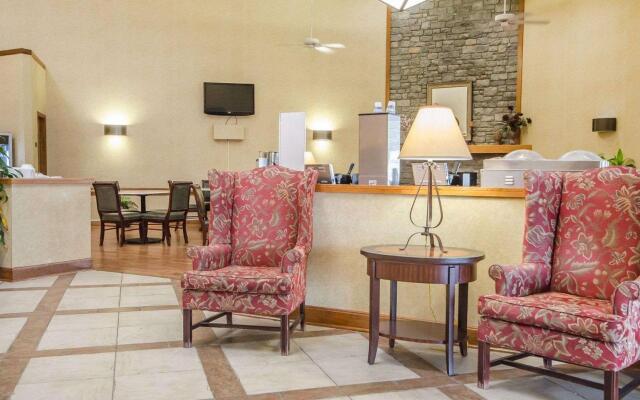 Clarion Pointe Louisville East