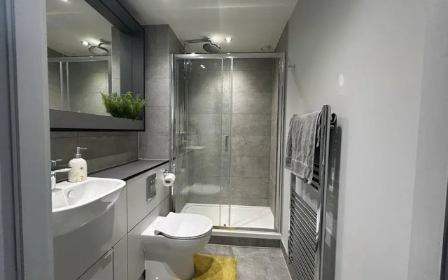 Captivating 2-bed Skyview Apartment in Leeds
