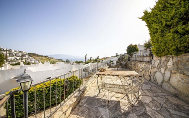 Villa in Bodrum With Shared Pool and Backyard